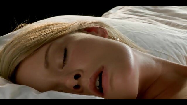 ટેટૂ સ્ટડ પ્રોફેશનલ પોર્ન ઇંગ્લીશ પિક્ચર વિડિયો અભિનેત્રી ખ્લો કાપરીના ગુદાને ખેંચે છે